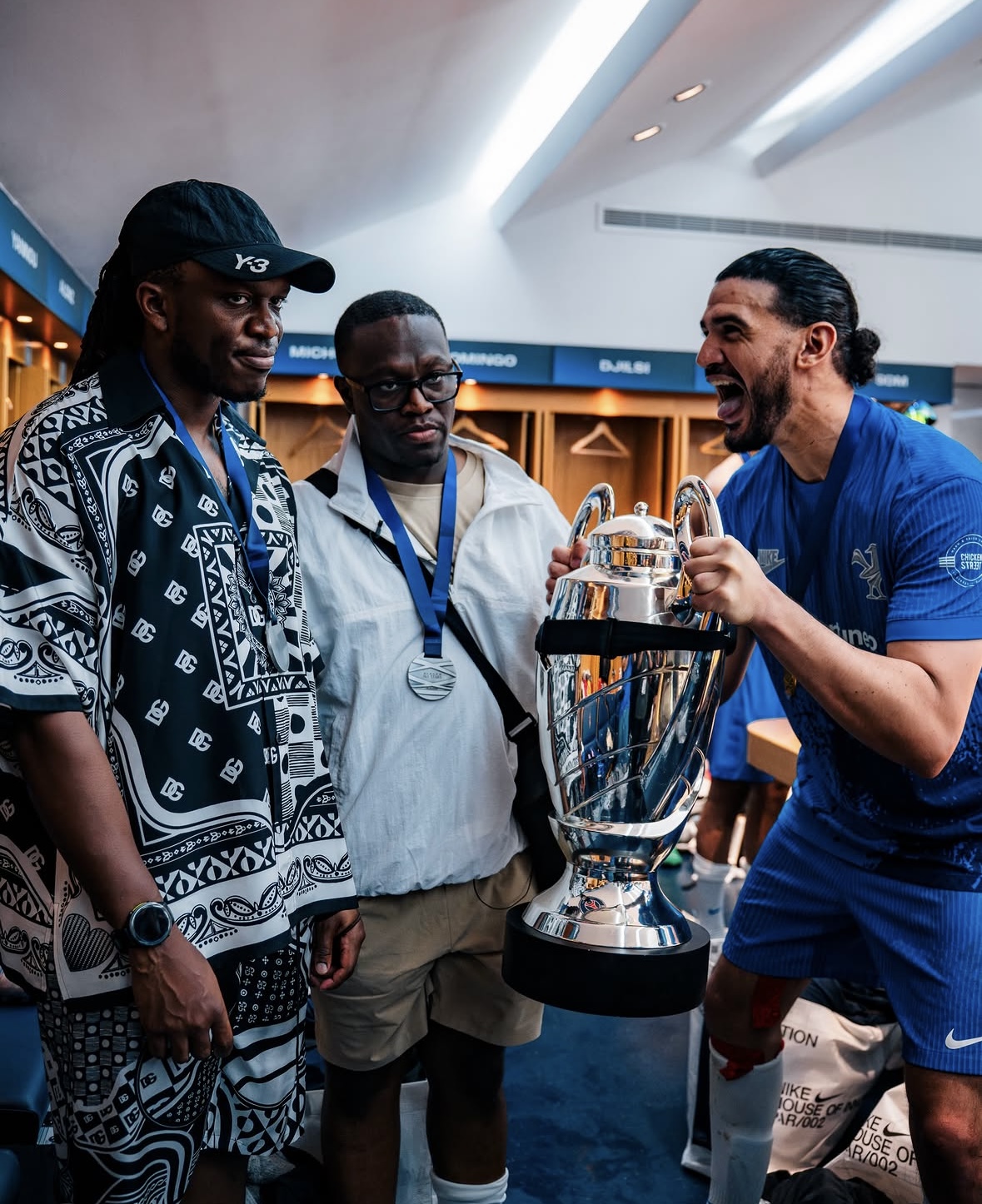 Photo prise à la demande des anglais pour immortaliser la victoire de façon humoristique